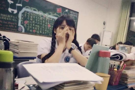 课堂上，梳着一头长辫显得清纯可爱。