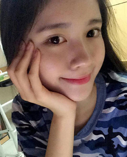 图为其军训自拍。