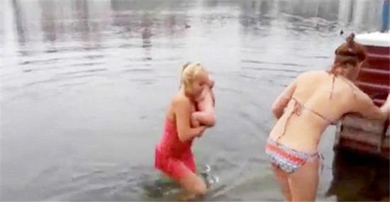 俄罗斯母亲将3月大婴儿浸入冰湖