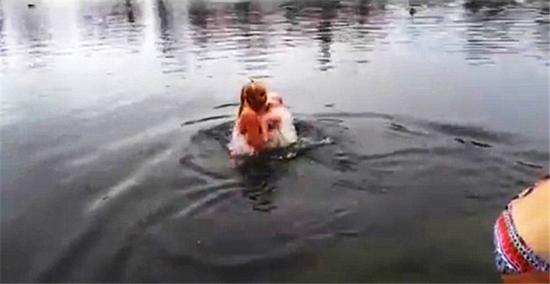 俄罗斯母亲将3月大婴儿浸入冰湖