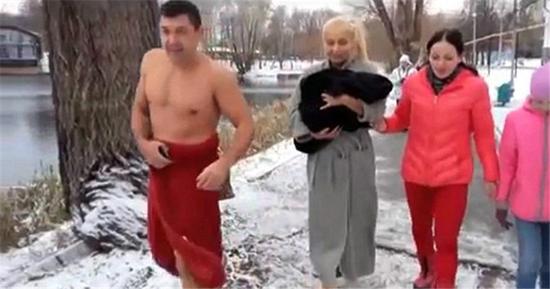 俄罗斯母亲将3月大婴儿浸入冰湖