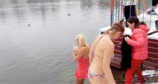 俄罗斯母亲将3月大婴儿浸入冰湖