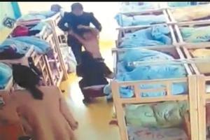 2名老师一起强行脱光男童衣服