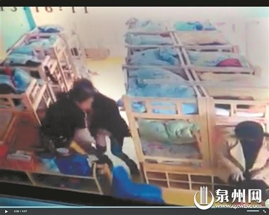 老师将只穿内裤的男童抬出教室（视频截图）