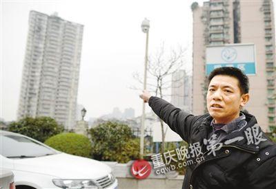 郭依国指着病房外说，洁洁就是从类似高楼的18层掉下。