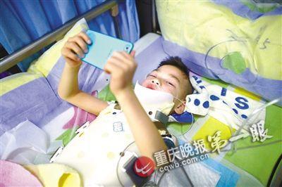 昨日，洁洁在病床上拿妈妈手机看动画片