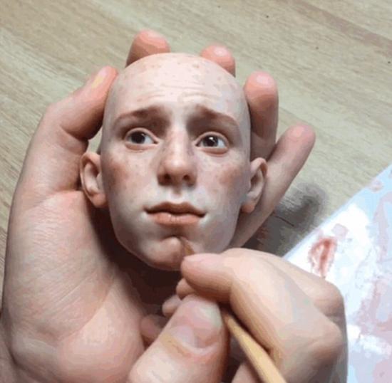 俄艺术家用软陶制作逼真玩偶美丽但也恐怖图