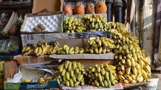 香蕉已经熟透了，一看就是自然熟，不像国内是药催熟的。30卢币1公斤(约3元RMB)。