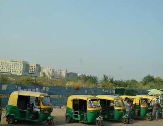 三轮车是印度的主要交通工具，除了公交车，就是小三轮了。三轮车50-100卢比(约5-10元RMB)不等