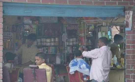 在印度剪个头发，大概是30卢币(约3元RMB)，很便宜，保证给你剪个印度式发型，两条鬓角又长又厚。