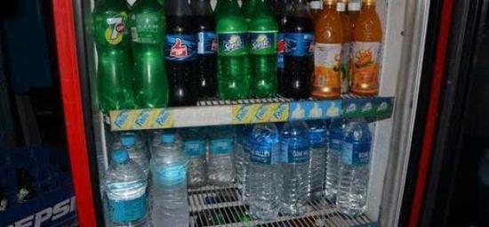 印度自来水质量很差，不能喝，所以一般是买瓶装水，小瓶10卢比(约1元RMB)，大瓶30卢比(约3元RMB)。