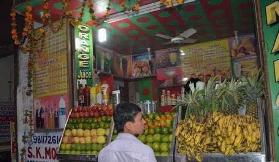 还有榨果汁，价格不贵。小杯20(约2元RMB)，中杯30(约3元RMB)，大杯40(约4元RMB)。国内鲜榨果汁都是十元起