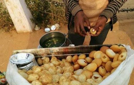 这玩意吃过最街边的东西，球状东西十卢比(约1元RMB)五个。在国内的印度餐厅也能吃到。非常辣!