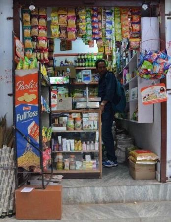 印度小超市没有，都是这种食杂店，麻雀虽小，五脏俱全。
