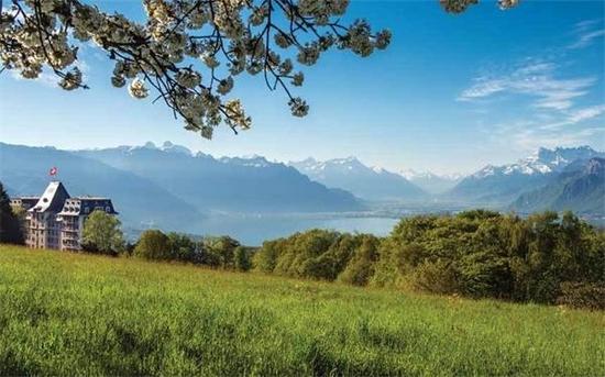 瑞士日内瓦市的凯宾斯基酒店拟在韦威建建造一个空中别墅，由Candy & Candy亲自设计。