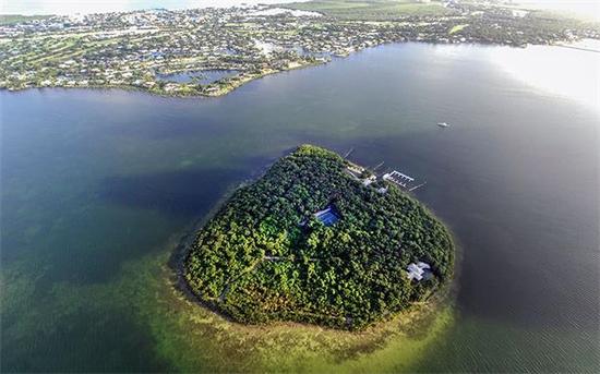 坐落在美国弗罗里达州的私人海岛Pumpkin Key，价值1.1亿美元(约6.8亿人民币)。从迈阿密南海滩乘直升机过去只需10分钟。