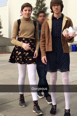 美国高中男生穿裙子抗议校方着装规定性别不平等