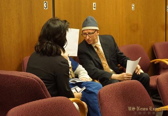 翟云遥全程用文件遮挡脸部