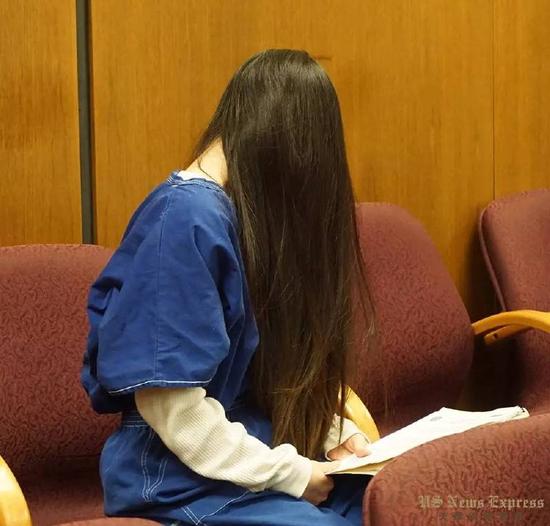 杨雨涵在法庭上刚开始用文件遮挡脸部，后在律师建议下，放下了文件，但还是全程用头发遮挡脸部
