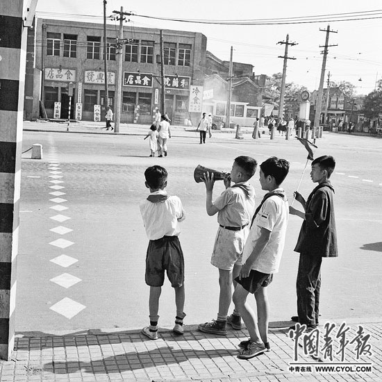 1958年，北京第二实验小学的少先队员上街当“小民警”。 本报记者 铁矛/摄