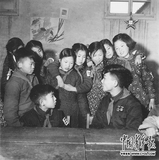 1959年2月13日，东城区北豆芽菜小学聘请了附近百货批发公司的几个共青团员担任辅导员。本报记者 舒野/摄