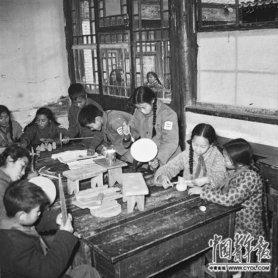 1959年11月15日，黄城根小学六年级的少先队员为大兴区一家托儿所制作玩具。本报记者 胡光珏/摄