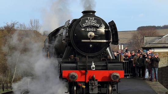 首辆时速超100英里的蒸汽火车重返铁轨(双语)|蒸汽火车|苏格兰飞人