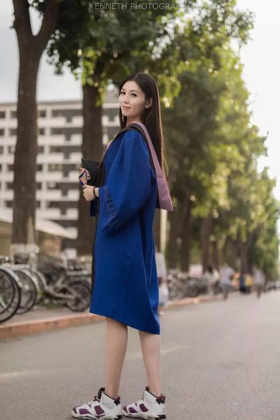每逢毕业季,都会看到穿着学位服的女神们走在熟悉的路上,与师大告别