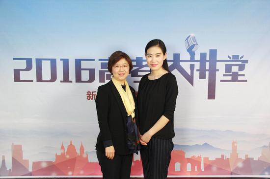 香港教育学院大中华事务处的何静老师(左)