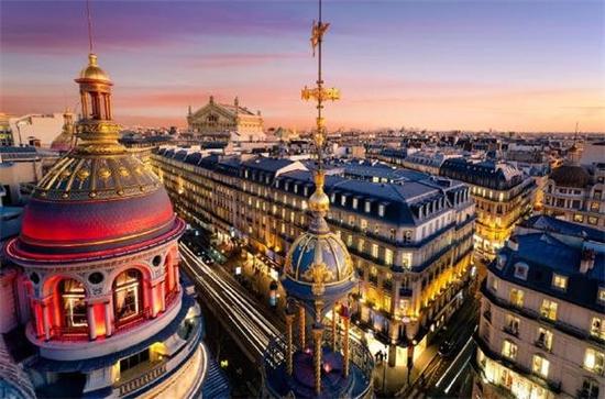 巴黎：欧洲的第二大城市，是法国的政治、经济、文化中心、在世界四大国际大都市中，也有巴黎的一席之地。巴黎的人口为248.33万人，巴黎在2015年的GDP达到了4500亿美元。巴黎，素有时尚之都、浪漫之都、艺术之都、世界花都的美誉，还是世界会议最繁忙的城市。