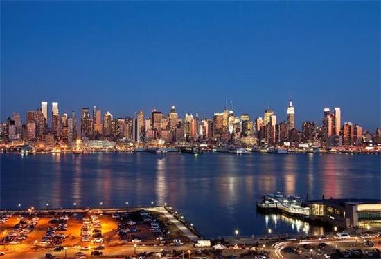 纽约：纽约属于美国最大的城市，具体的地理位置是在美国的东海岸东北部，纽约市的人口并不是很多，只有849万，但是纽约大都市圈的人口，超过了2000万，纽约在2015年的时候，GDP，超过了东京，达到了8746亿美元。纽约这座城市，对世界的影响很大，影响的范围包含各个方面。