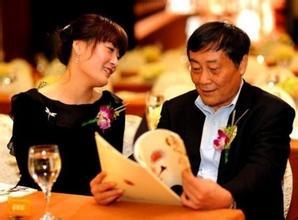 尹索微　出生于1987年8月。重庆力帆集团董事长尹明善与第二任妻子陈巧凤之女，现任力帆集团董事、力帆控股、力帆资产管理有限公司、重庆力帆摩托车产销有限公司等多家公司董事。尹索微现持有力帆控股23.5%的股权，她拥有的股票市值也有13亿多元，成为了重庆80后的“女首富”。