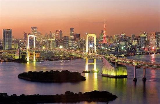 东京：东京拥有1350万人左右，2015年，东京GDP达到了7590亿美元，比上海2015年的GDP还要高几倍。东京属于日本经济、行政、文化中心，东京是日本海陆空的交通枢纽，每日客流量能够达到800多万，东京拥有世界五百强总部的数量，在世界上排名第二。