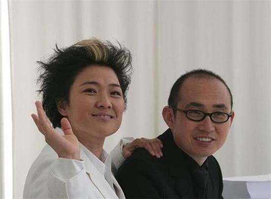 张欣　从剑桥大学发展经济学硕士毕业的她先后在高盛和旅行家集团任职，1994年和潘石屹结婚，1995年回到北京和丈夫携手在建筑界打天下，共创了他们自己的房地产公司——SOHO中国，并成为SOHO中国联席总裁。在她的执掌下，她与丈夫潘石屹1995年共创的SOHO中国有限公司已成为北京最大的房地产开发商和中国最大的甲级写字楼开发商。2015胡润女富豪榜以身家195亿排名第八位。