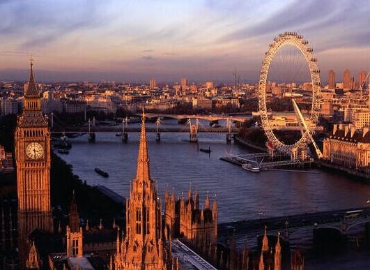 伦敦：伦敦属于欧洲最大的城市，与纽约拥有一样的世界地位，纽约的人口为800万，伦敦在2015年的GDP为5535亿美元。在伦敦，欧洲国家500强企业中，有100多个，在伦敦设有总部，伦敦拥有的银行数量也是世界之首，达到了500多家银行。