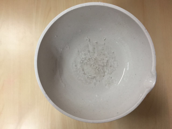 这是"蒸发结晶"的实验结果,真的有盐出现!