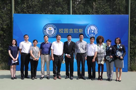 右起第4,5,6分别为:海淀区民族小学校长马万成,外研社社长蔡剑锋以及