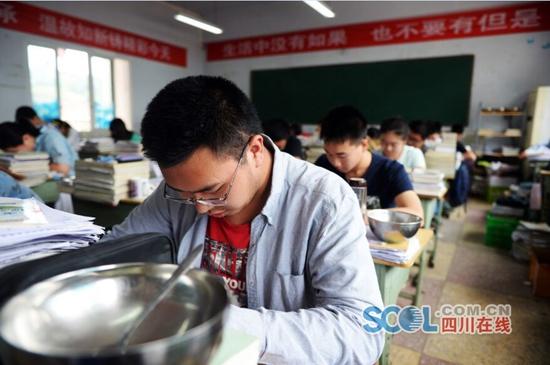 这也算是“95后”学生个性的彰显吧，学校尊重这些孩子们的创意。