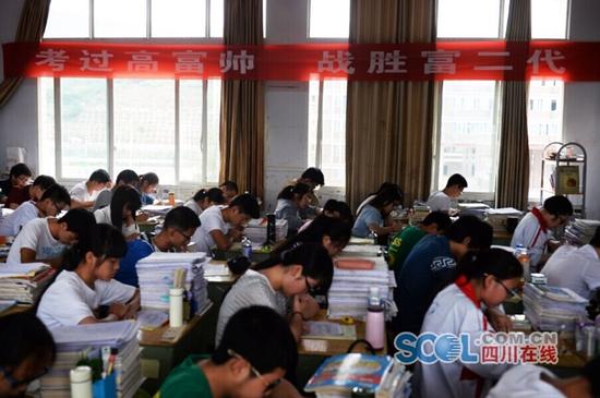 这也算是“95后”学生个性的彰显吧，学校尊重这些孩子们的创意。