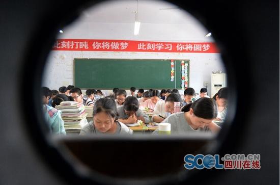 这也算是“95后”学生个性的彰显吧，学校尊重这些孩子们的创意。