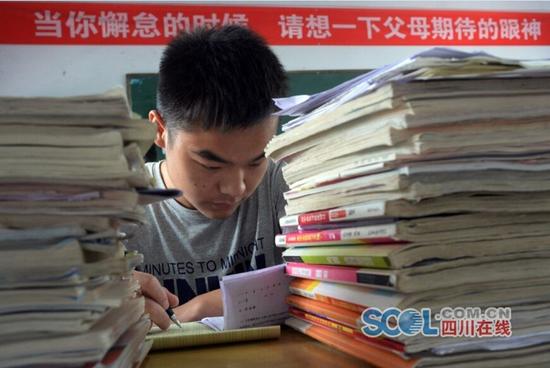 “考过高富帅，战胜富二代”、“只要学不死，就往死里学”等。高三学生表示，这些另类标语，也是一种减压的方式。