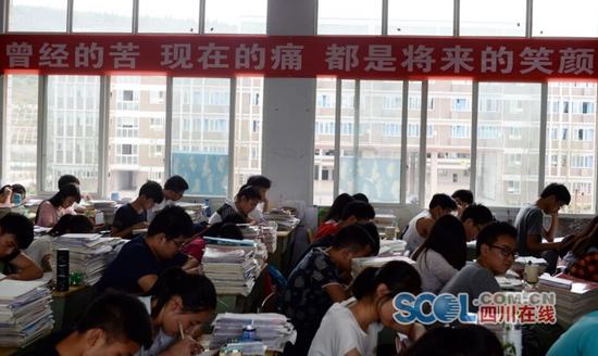 这也算是“95后”学生个性的彰显吧，学校尊重这些孩子们的创意。