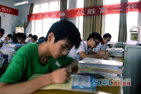 如果把高考比作一场战役，高考标语就是冲锋号。