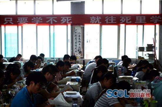 这也算是“95后”学生个性的彰显吧，学校尊重这些孩子们的创意。