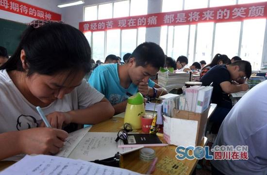 这也算是“95后”学生个性的彰显吧，学校尊重这些孩子们的创意。