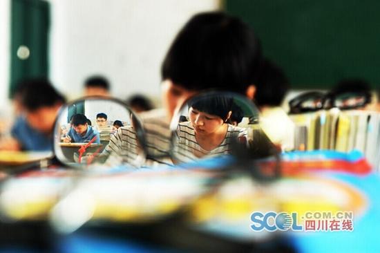 在这个信息网络化时代，学生们从网络上获得的信息较多，网络用语相对而言更加贴近“95后”学生的生活，用网络用语来做冲刺标语也无可厚非，也给予学生们一个相对宽松的学习和成长环境。