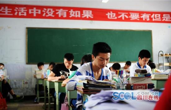 “高三学生的压力确实大，教室里的一些标语都是学生自己选择的，这是他们的一种减压方式，我们应该尊重。”学校相关负责人说。