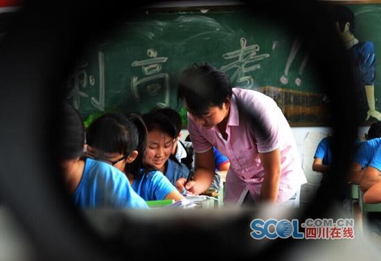 南充市高中每个高三教室里都挂着标语，除了“拼搏努力”、“背水一战”等传统口号，“95后”学生们还想出了更多幽默风趣的标语