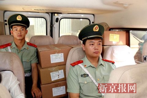 试卷装车完毕后，执勤的武警战士将押送试卷分赴北京各个高校。