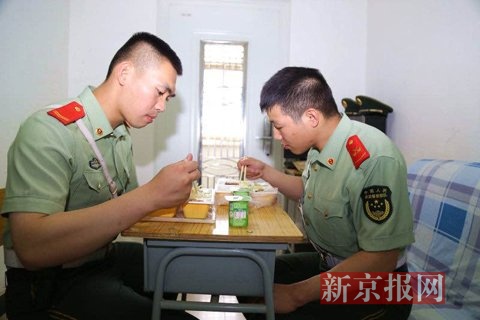 为了保护试卷的绝对安全，武警战士将饭桌挪到了保密室。